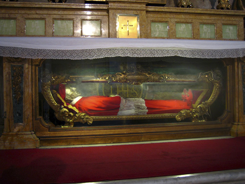 Il corpo di Roberto Bellarmino (Chiesa di Sant'Ignazio di Loyola in Campo Marzio, Roma).